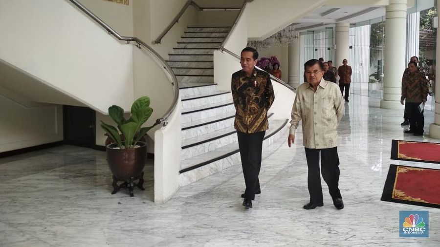 Presiden Joko Widodo hari ini tiba-tiba datang ke Istana Wakil Presiden.
