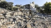 Puing-puing yang lokasi yang dihantam serangan udara Israel di Jalur Gaza, Kamis (9/8). (AFP PHOTO/MAHMUD HAMS)