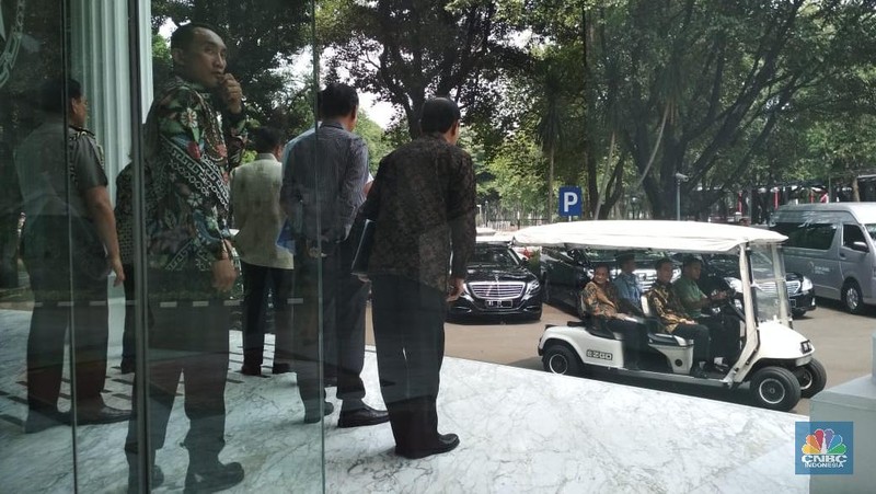 Presiden Joko Widodo (Jokowi) saat tiba di Kantor Wapres Jusuf Kalla (JK), Istana Negara.