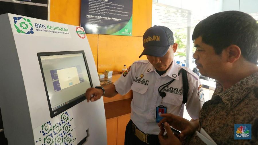 Warga mengantre di kantor cabang BPJS Kesehatan di Pasar Minggu, Jakarta Selatan, Kamis (9/8/2018). Pemerintah akan menyelamatkan BPJS Kesehatan dari defisit, termasuk opsi pengucuran dana alias bailout dari APBN sebesar Rp 5 triliun.