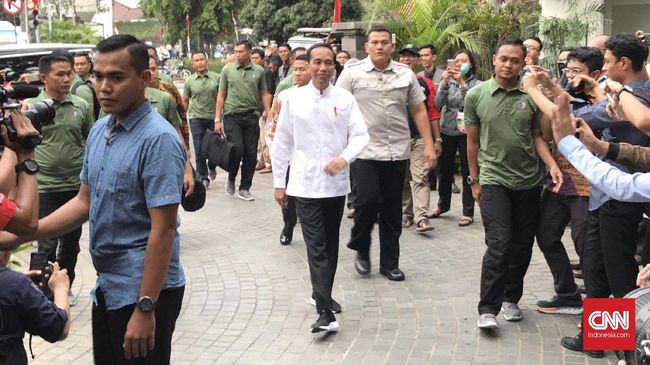 Deklarasi Cawapres Jokowi: Baju Kerah Koko dan Sneaker Hitam