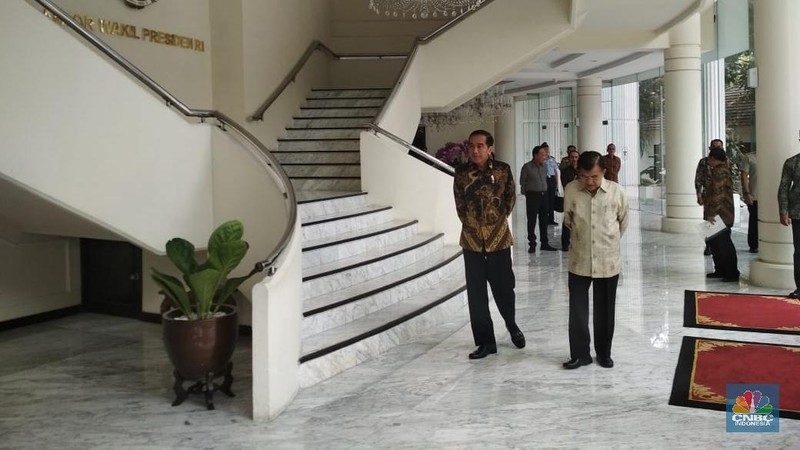 Presiden Joko Widodo (Jokowi) saat tiba di Kantor Wapres Jusuf Kalla (JK), Istana Negara.
