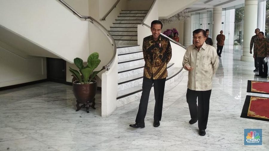 Presiden Joko Widodo (Jokowi) saat tiba di Kantor Wapres Jusuf Kalla (JK), Istana Negara.