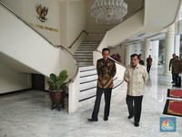 Gaya Jokowi Sambangi JK, Bicara Soal Cawapres Inisial 'M'