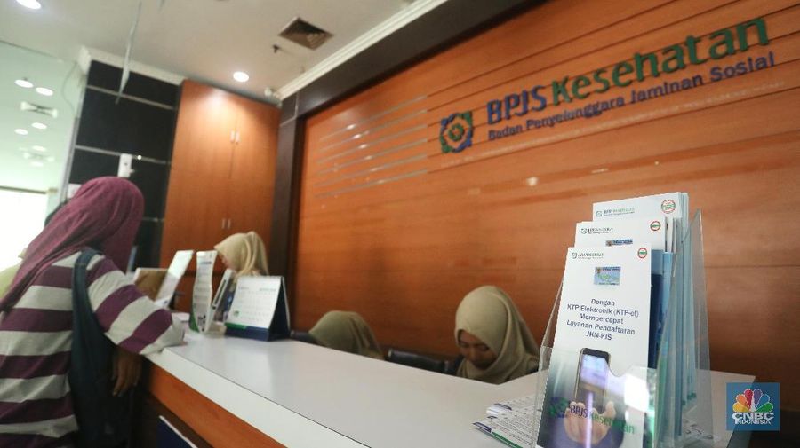 Warga mengantre di kantor cabang BPJS Kesehatan di Pasar Minggu, Jakarta Selatan, Kamis (9/8/2018). Pemerintah akan menyelamatkan BPJS Kesehatan dari defisit, termasuk opsi pengucuran dana alias bailout dari APBN sebesar Rp 5 triliun.
