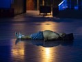 Usir Hawa Gerah, Warga Shanghai Bermalam di Pinggir Jalan