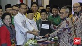 Setelah penyerahan simbolis itu itu, para panitia pendaftaran capres-cawapres di KPU melakukan pemeriksaan dokumen yang berlangsung sekitar sepuluh menit.(CNN Indonesia/Adhi Wicaksono)