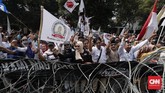 Iring-iringan pendukung yang mengantar Prabowo dan Sandiaga Uno ke KPU cukup banyak. Para pendukung ini berkumpul di persimpangan Jalan Imam Bonjol dan Jalan HOS Cokroaminoto. (CNNIndonesia/Safir Makki)