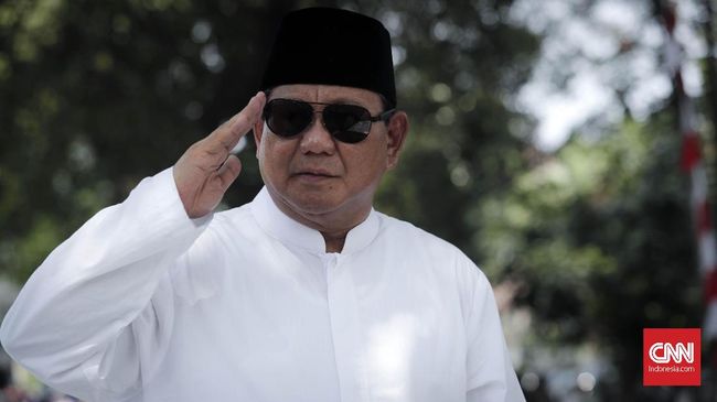 Gaya Raja Jawa ala Prabowo Beri Keris ke Calon Ketua Timses