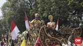 Jumlah massa pawai pengarak Jokowi-Ma'ruf sendiri terbilang minim. Jokowi kemarin meminta proses pendaftarannya ke KPU tak perlu meriah karena masih dalam kondisi duka akibat gempa di Nusa Tenggara Barat. (CNN Indonesia/Hesti Rika)