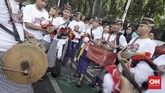 Perjalanan Jokowi dan Ma'ruf ke KPU juga diiringi salawat 40 habib dan relawan. Sementara itu, massa relawan lainnya juga ada yang sudah menunggu di KPU. (CNN Indonesia/Hesti Rika)