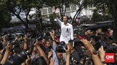 Usai mendaftar, Jokowi sempat berpidato. Ia mengucapkan selamat atas deklarasi Prabowo Subianto-Sandiaga Uno serta berpesan bahwa Pemilu 2019 seharusnya tak menjadi ajang permusuhan. (CNN Indonesia/Adhi Wicaksono)