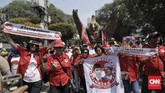 Ratusan pendukung Jokowi-Ma'ruf Amin konvoi dari Gedung Joang menuju kantor KPU di Jalan Imam Bonjol, Jakarta Pusat. (CNN Indonesia/Hesti Rika)