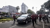 Paspampres menjaga mobil yang membawa Capres petahana Joko Widodo menuju Gedung KPU. Lalu lintas di depan Gedung Joang atau Jalan Menteng Raya ditutup sementara untuk mengamankan rombongan Jokowi dan para relawan menuju KPU. (ANTARA FOTO/Dhemas Reviyanto)