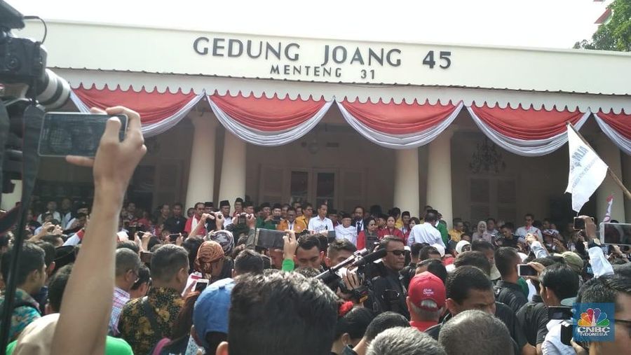 Joko Widodo dan KH Ma'ruf Amin saat berdeklarasi di Gedung Joang 45 sebelum mendaftar ke KPU.