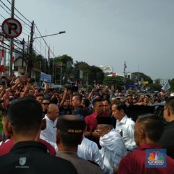 Jokowi-Ma'ruf Disambut Ribuan Pendukung di Gedung Joang '45