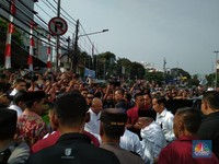 Jokowi-Ma'ruf Disambut Ribuan Pendukung di Gedung Joang '45