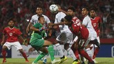 Para pemain Timor Leste U-16 ketika dibuat kerepotan pemain timnas Indonesia U-16. Garuda Asia sukses mencukur Timor Leste dengan skor 3-0. (ANTARA FOTO/Zabur Karuru/foc/18)