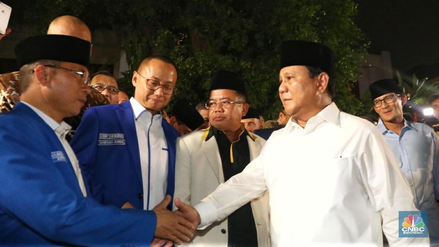 Prabowo mengatakan masalah invasi kapal-kapal asal China di perairan Natuna akan diselesaikan dengan baik. Sebab, menurut Prabowo, China adalah negara sahabat.