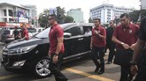 Jokowi tiba di KPU sekitar pukul 09.30 WIB. Dia bersama sejumlah ketua partai seperti Megawati Soekarnoputri, Surya Paloh, atau Muhaimin Iskandar, memasuki kantor KPU. (ANTARA FOTO/Dhemas Reviyanto)