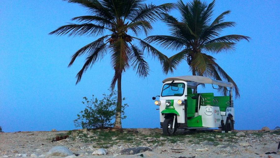 Sebuah perusahaan ingin mengubah cara kerja tuk-tuk dengan mengembangkan versi yang menggunakan listrik 100%.