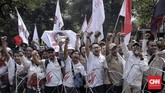 Sorak-sorai massa pendukung menyambut pasangan Jokowi-Ma'ruf di kantor KPU. (CNN Indonesia/Hesti Rika)