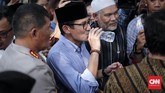 Wakil Calon Presiden Sandiaga Uno menuju kantor Komisi Pemilihan Umum (KPU), Jakarta. Prabowo dan Sandiaga sendiri berangkat bersama dari Masjid Sunda Kelapa, Menteng, setelah salat Jumat. (CNNIndonesia/Safir Makki)