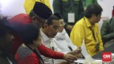 Jokowi-Ma'ruf menyerahkan sejumlah dokumen yang diperlukan untuk dapat ditetapkan sebagi capres dan cawapres oleh KPU. Mereka menyerahkan dokumen secara simbolis kepada Ketua KPU Arief Budiman. (CNN Indonesia/Adhi Wicaksono)