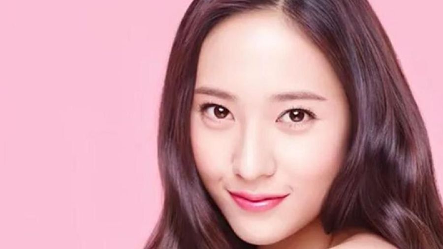Dicaci netizen karena menghilang, ternyata Krystal Jung justru berada di rumah duka Sulli selama 3 hari berturut-turut. 
