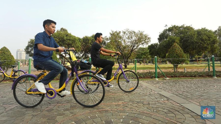 Pengunjung mencoba fasilitas sepeda gratis berbasis aplikasi di kawasan Monas, Jakarta, Kamis (10/8/2018). Pemerintah Provinsi DKI Jakarta menyediakan menyediakan layanan bike sharing berbasis aplikasi gratis untuk para pengunjung Monas untuk digunakan berkeliling. Aplikasi bisa diunduh di AppStore atau PlayStore dengan nama