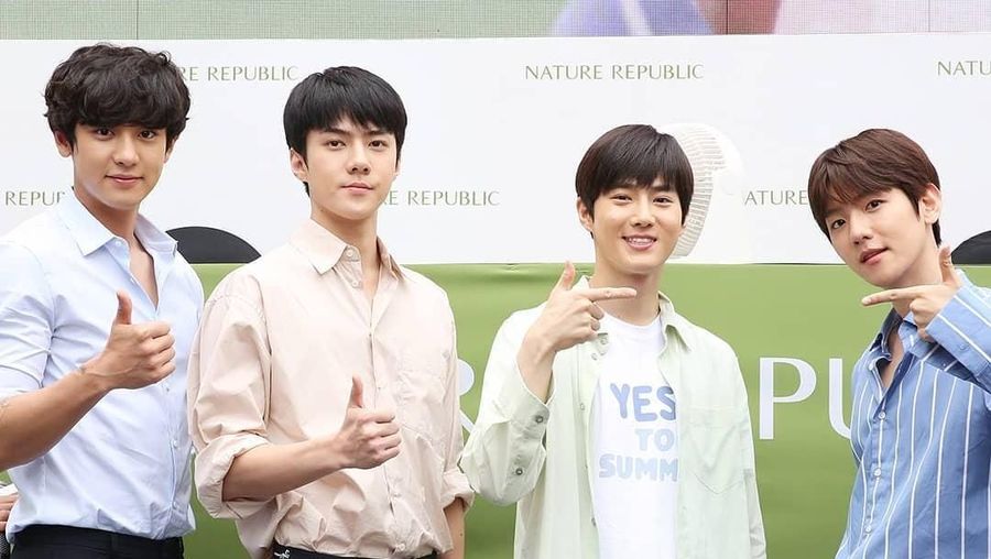 EXO kembali menorehkan prestasi dengan merajai tangga album iTunes di 60 negara