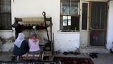Biasanya dikerjakan perempuan, yang menenun karpet dengan cekatan.