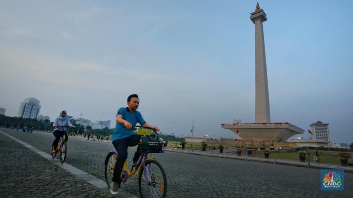 Pengunjung mencoba fasilitas sepeda gratis berbasis aplikasi di kawasan Monas, Jakarta, Kamis (10/8/2018). Pemerintah Provinsi DKI Jakarta menyediakan menyediakan layanan bike sharing berbasis aplikasi gratis untuk para pengunjung Monas untuk digunakan berkeliling. Aplikasi bisa diunduh di AppStore atau PlayStore dengan nama 