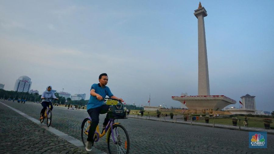 Pengunjung mencoba fasilitas sepeda gratis berbasis aplikasi di kawasan Monas, Jakarta, Kamis (10/8/2018). Pemerintah Provinsi DKI Jakarta menyediakan menyediakan layanan bike sharing berbasis aplikasi gratis untuk para pengunjung Monas untuk digunakan berkeliling. Aplikasi bisa diunduh di AppStore atau PlayStore dengan nama