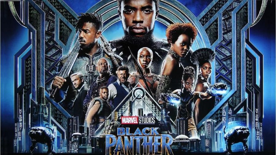 Para pemain black panther menyerahkan beasiswa Rp 3,5 miliar untuk seorang pelajar perempuan