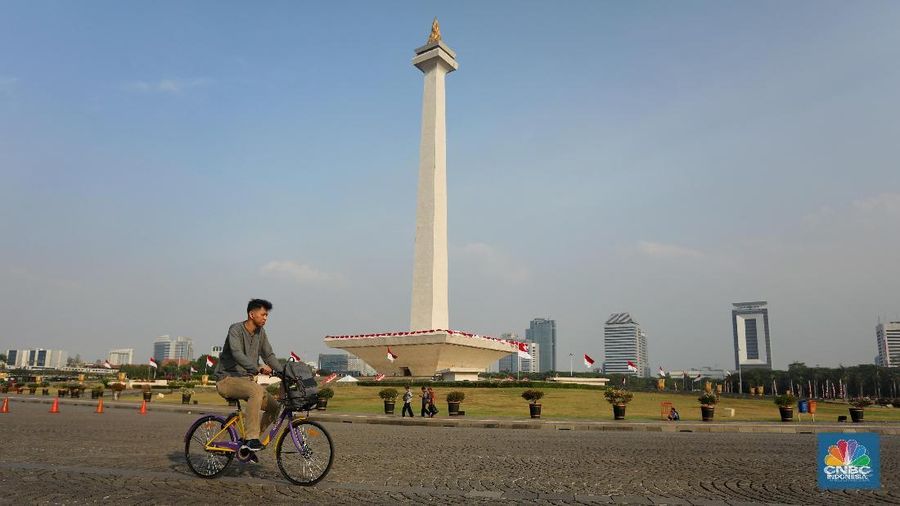 Pengunjung mencoba fasilitas sepeda gratis berbasis aplikasi di kawasan Monas, Jakarta, Kamis (10/8/2018). Pemerintah Provinsi DKI Jakarta menyediakan menyediakan layanan bike sharing berbasis aplikasi gratis untuk para pengunjung Monas untuk digunakan berkeliling. Aplikasi bisa diunduh di AppStore atau PlayStore dengan nama 