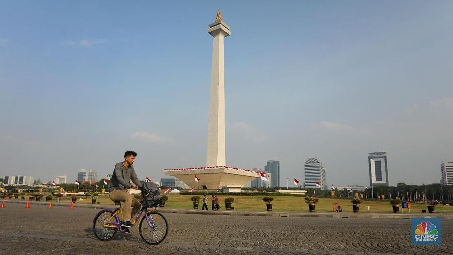 Pengunjung mencoba fasilitas sepeda gratis berbasis aplikasi di kawasan Monas, Jakarta, Kamis (10/8/2018). Pemerintah Provinsi DKI Jakarta menyediakan menyediakan layanan bike sharing berbasis aplikasi gratis untuk para pengunjung Monas untuk digunakan berkeliling. Aplikasi bisa diunduh di AppStore atau PlayStore dengan nama