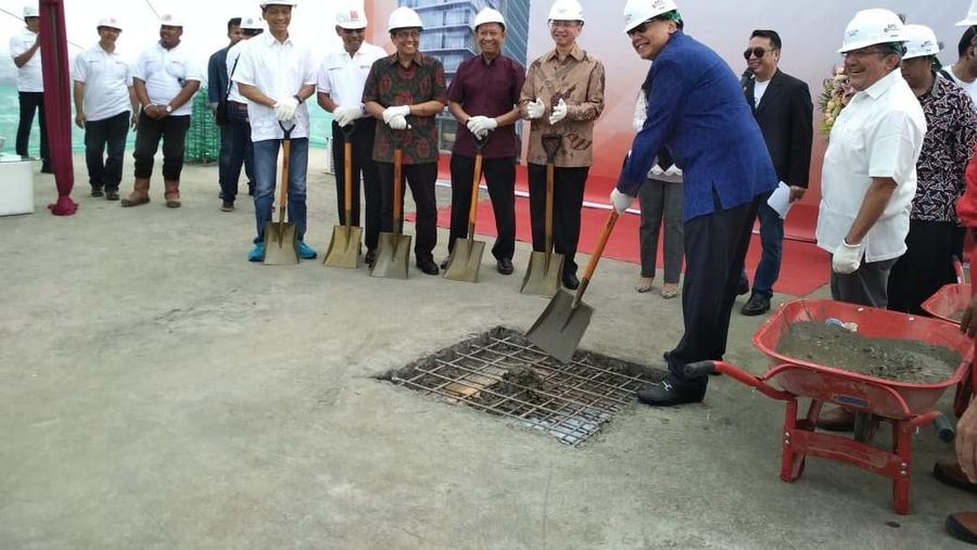 CEO CT Corp Chairul Tandjung melakukan topping off superblok Kampus LSPR di Bekasi, Minggu (12/08/2018).