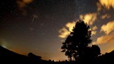 Pengamat bisa melihat 60 hingga 90 meter per jamnya pada puncak hujan meteor Perseid akhir pekan lalu. (REUTERS/Fabrizio Bensch TPX IMAGES OF THE DAY)