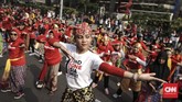 Terdapat tujuh tarian tradisional yang dibawakan dalam flashmob tersebut, di antaranya tari tarian tradisional dari daerah Betawi, Bali, dan Jawa Barat serta tari Tor-Tor dari Sumatera Utara, Poco-Poco dari Manado, Maumere. (CNN Indonesia/ Hesti Rika)
