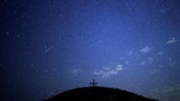 Hujan meteor ini berwarna karena debu komet yang berukuran sebutir pasir mengandung kalsium, sodium, magnesium, silikon, dan zat besi. (REUTERS/Heinz-Peter Bader)