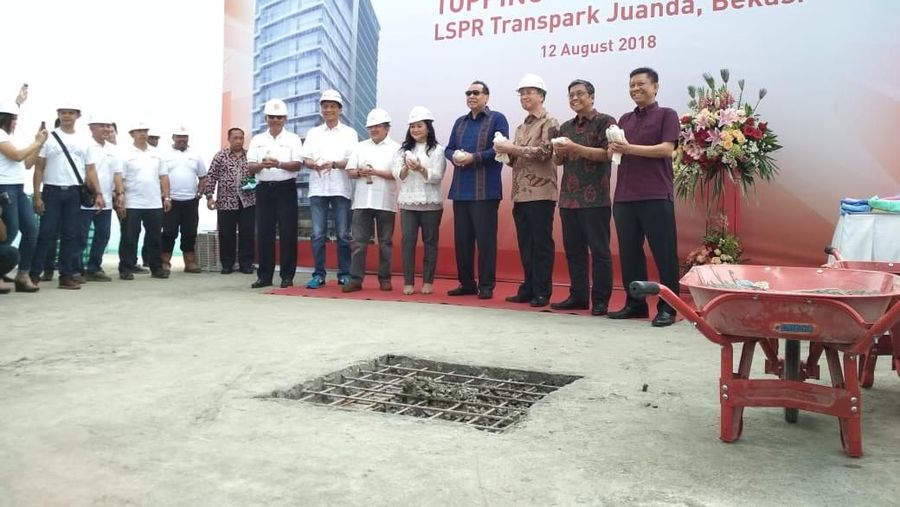 CEO CT Corp Chairul Tandjung melakukan topping off superblok Kampus LSPR di Bekasi, Minggu (12/08/2018).
