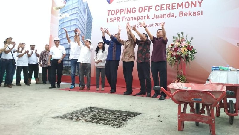 CEO CT Corp Chairul Tandjung melakukan topping off superblok Kampus LSPR di Bekasi, Minggu (12/08/2018).