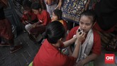 Salah satu peserta bersemangat mengikuti gerakan tarian Maumere di acara flashmob bertajuk