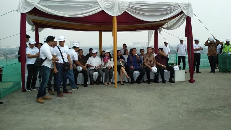 CEO CT Corp Chairul Tandjung melakukan topping off superblok Kampus LSPR di Bekasi, Minggu (12/08/2018).