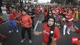 Warga yang berolahraga di area car free day kawasan FX Sudirman sangat antusias turut serta menari mengikuti gerakan peserta tar flashmob bertajuk “Tunjukan IndonesiaMu”, Jakarta (12/8). (CNN Indonesia/ Hesti Rika)
