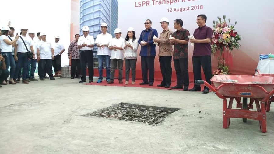 CEO CT Corp Chairul Tandjung melakukan topping off superblok Kampus LSPR di Bekasi, Minggu (12/08/2018).