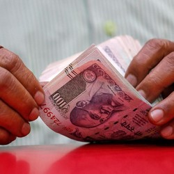 Rupee India Jeblok ke Rekor Terlemah, Gegara Minyak Mentah!