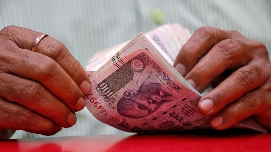 Rupee telah anjlok 11,8% sejak awal tahun ini.