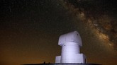 Hujan meteor Perseids sendiri berasal dari gugusan debu sisa ekor komet Swift Tuttle. (REUTERS/Alkis Konstantinidis)